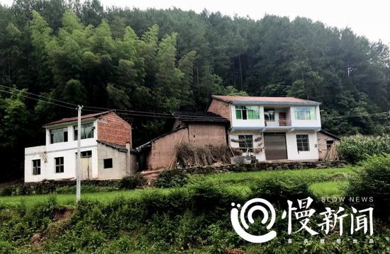 重庆女神医靠摸治病被拘:从不开药 每天600个号